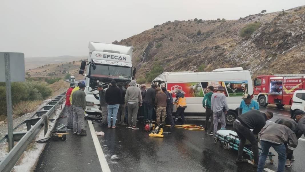 Minibüsle tır birbirine girdi: 1 ölü, 1'i çocuk 2 ağır yaralı 6